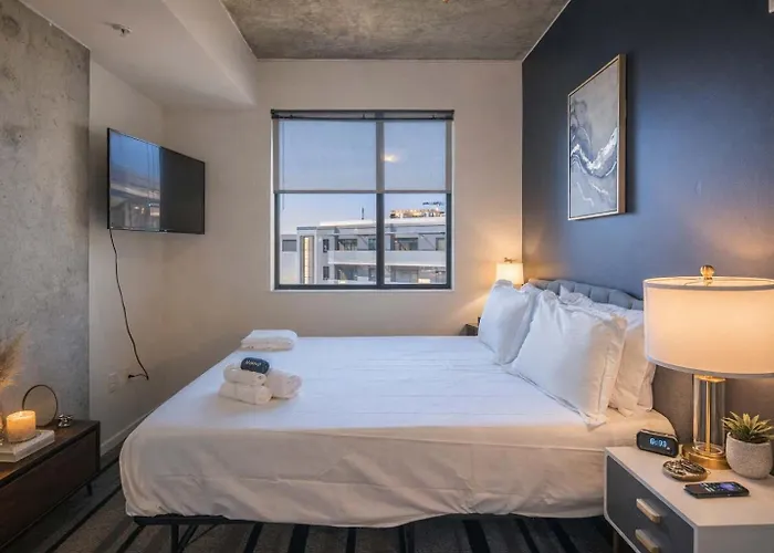 Apartment Prime Downtown Location W Gym Pool And Parking *