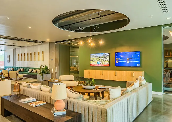 Prime Downtown Location W Gym Pool And Parking Apartment