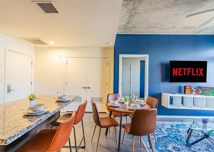 Prime Downtown Location W Gym Pool And Parking Apartment Phoenix