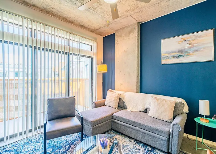 Prime Downtown Location W Gym Pool And Parking Apartment *