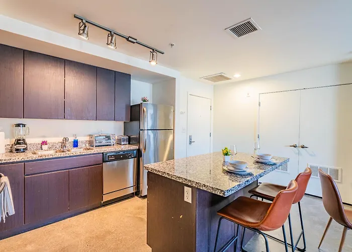 Prime Downtown Location W Gym Pool And Parking *