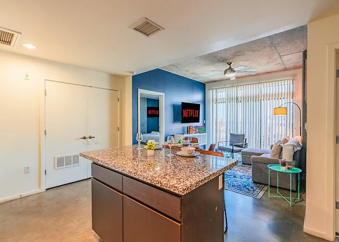 Apartment Prime Downtown Location W Gym Pool And Parking