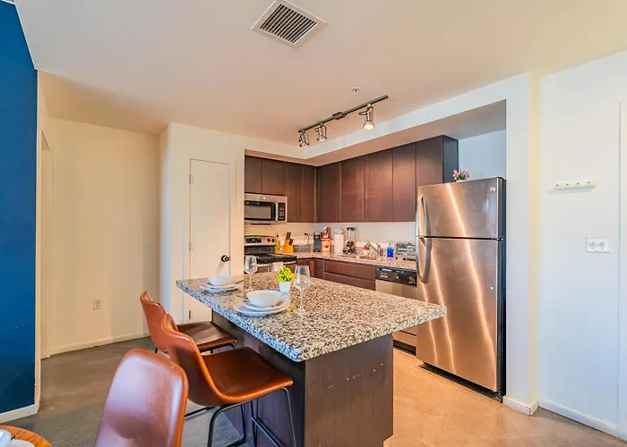 Apartment Prime Downtown Location W Gym Pool And Parking *