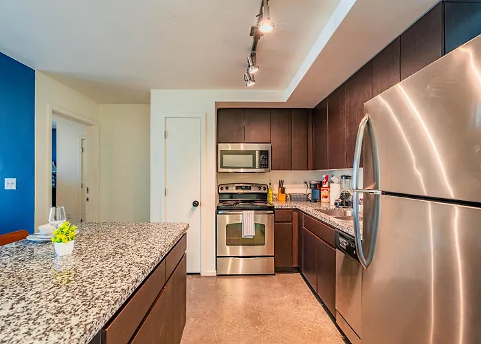Prime Downtown Location W Gym Pool And Parking Apartment