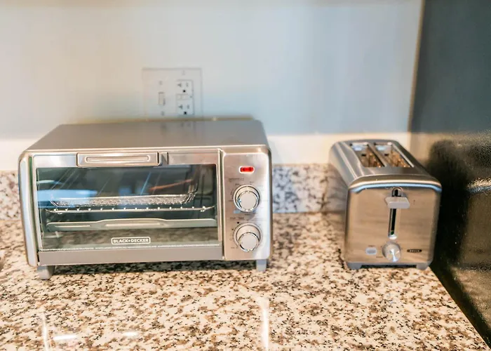 Prime Downtown Location W Gym Pool And Parking *