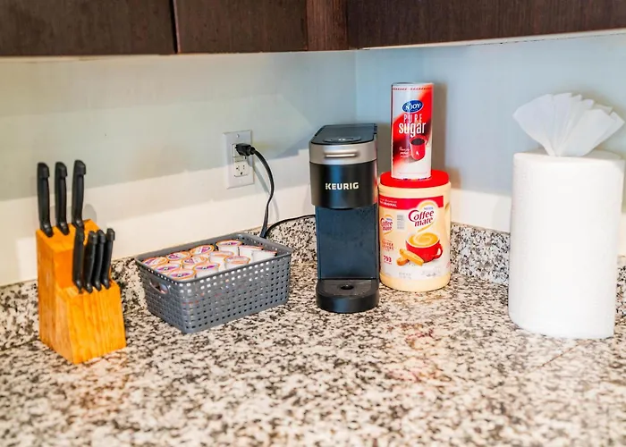 Prime Downtown Location W Gym Pool And Parking Apartment *