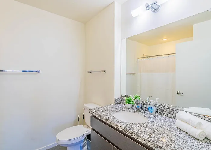 Apartment Prime Downtown Location W Gym Pool And Parking