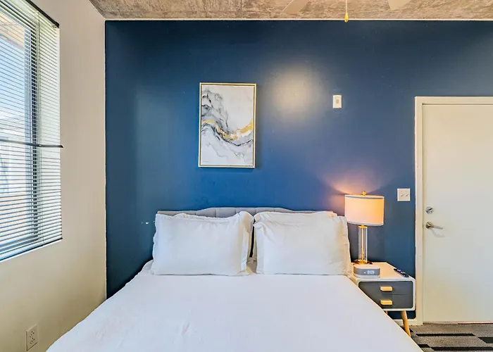 Prime Downtown Location W Gym Pool And Parking *