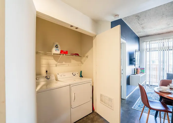 Apartment Prime Downtown Location W Gym Pool And Parking *